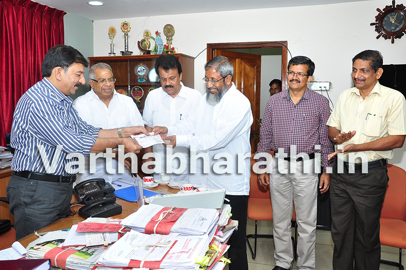 ಕಾಸರಗೋಡು ವೈದ್ಯಕೀಯ ಕಾಲೇಜು ಕಟ್ಟಡ ಕಾಮಗಾರಿಗೆ ೭.೩೦ ಕೋಟಿ ರೂ . ಗಳ  ಚೆಕ್  ಹಸ್ತಾಂತರ